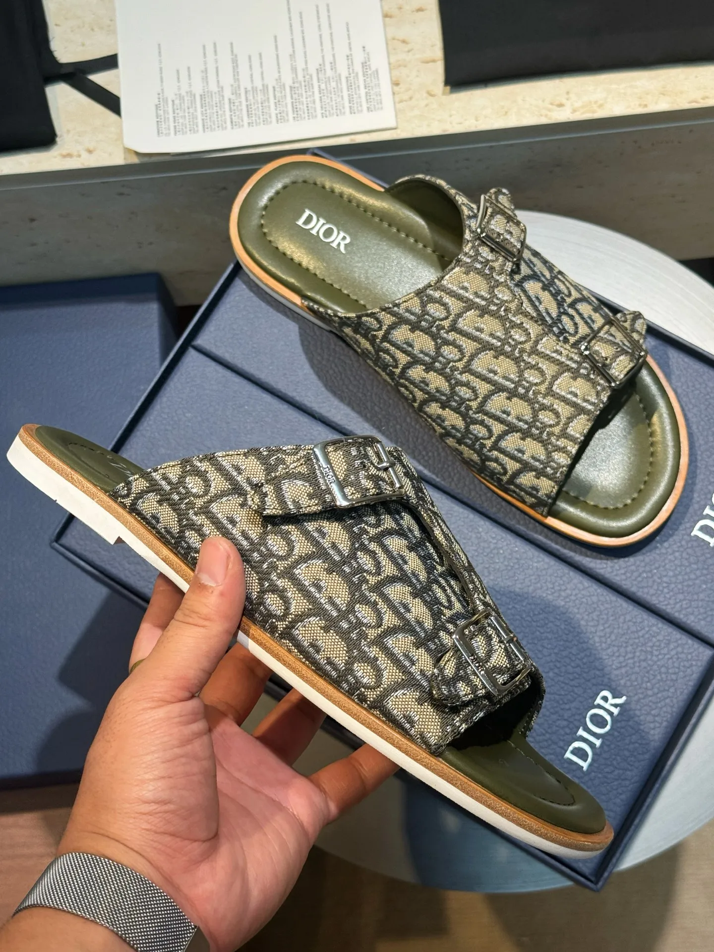 [Dior] Top P: 560💰 -Size: 39-44 (38, 45 custom-made) Dior Dior Alias ​​men's leather slippers This Alias ​​sandal is a new summer product, showing a casual and elegant style. Carefully crafted from grained cow leather and Oblique printed fabric, with cowhide lining! Cross-strap design with metal-clad brass CD Diamond logo. The imported cowhide leather and rubber sole adds sophistication and comfort, while Oblique print-effect anti-slip panels add style.